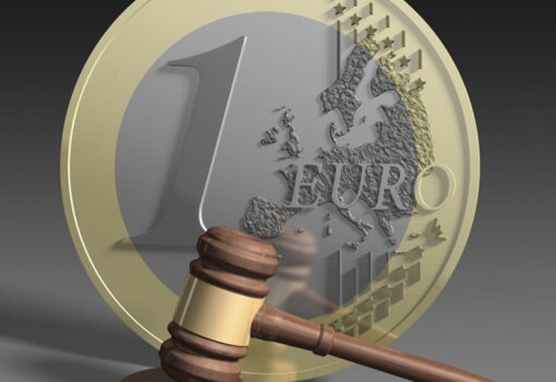 Euro im Hintergrund, Hammer im Vordergrund