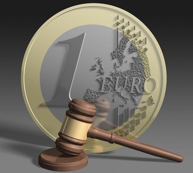 Euro im Hintergrund, Hammer im Vordergrund
