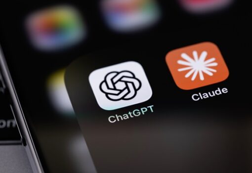 Claude von Anthropic und ChatGPT von OpenAI als mobile Symbol-App auf einem Bildschirm
