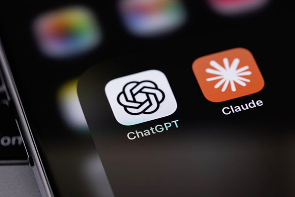Claude von Anthropic und ChatGPT von OpenAI als mobile Symbol-App auf einem Bildschirm