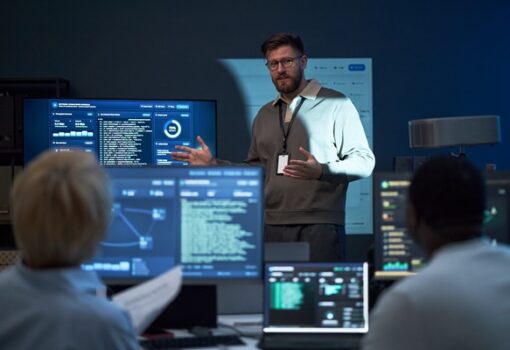 Junger Mann, der dem Team Daten zur Cybersicherheit präsentiert.