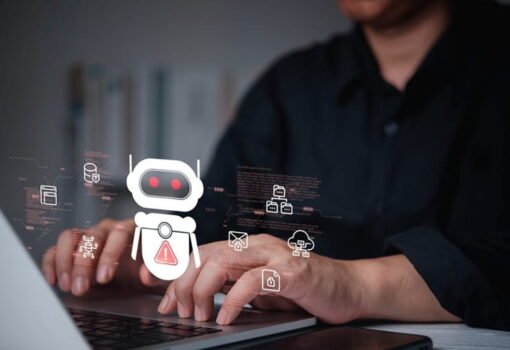 Mann an Tastatur, vorne ein Chatbot