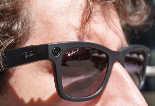 Mann trägt Sonnenbrille von Ray- Ban mit Smart Glasses