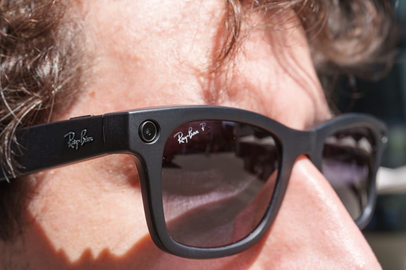 Mann trägt Sonnenbrille von Ray- Ban mit Smart Glasses